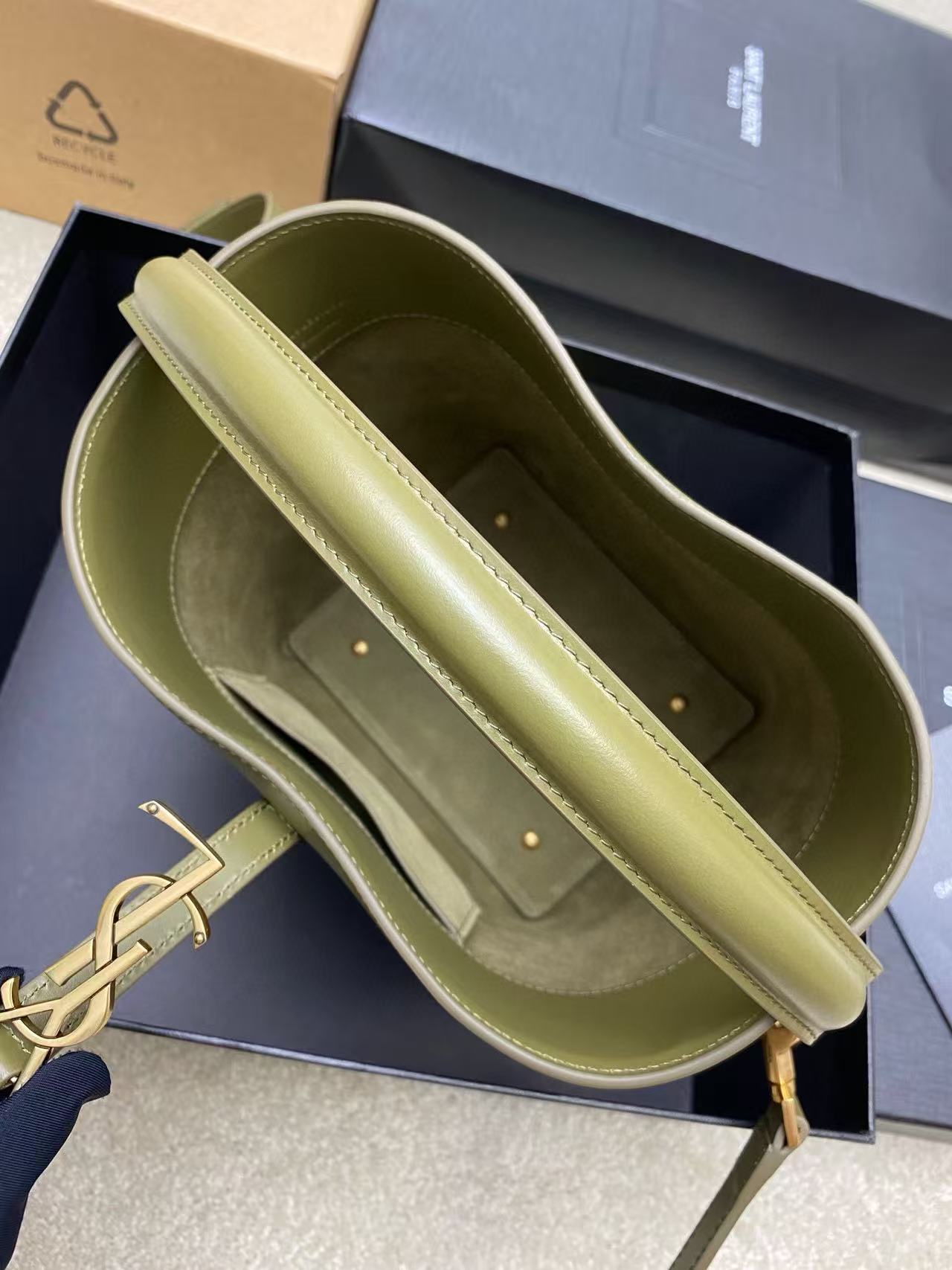 Small LE 37 bag in shiny leather - Image 9