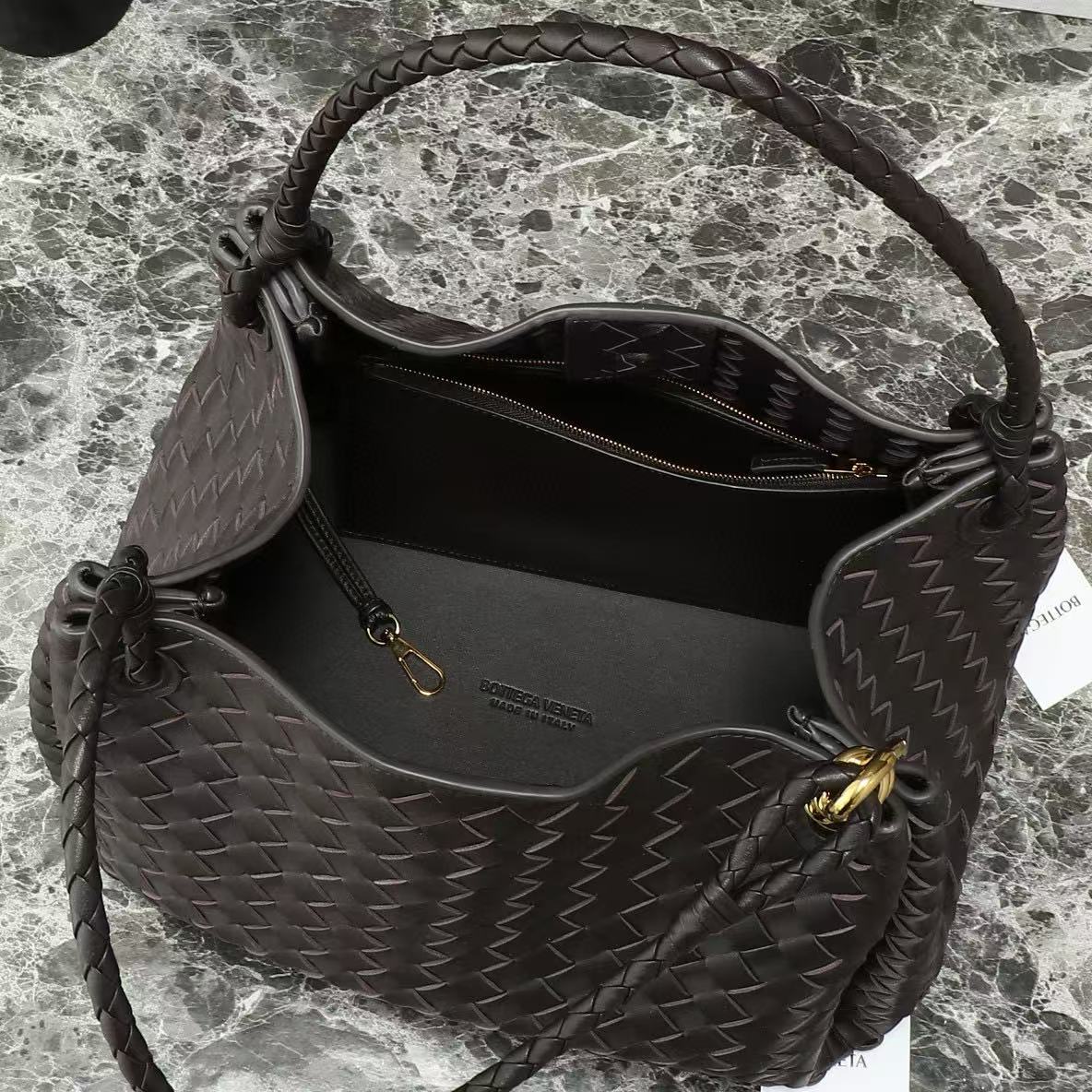 Bottega Veneta Large Intrecciato Leather Shoulder Bag - Image 4