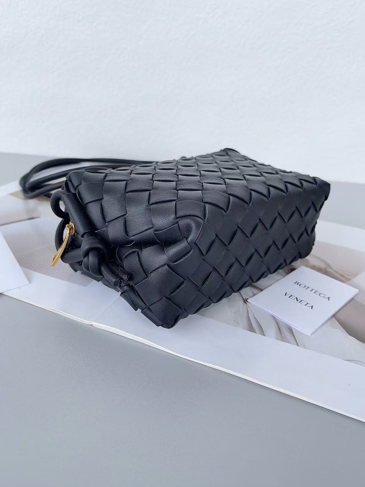 Bottega Veneta Intrecciato Leather Crossbody Bag - Image 6