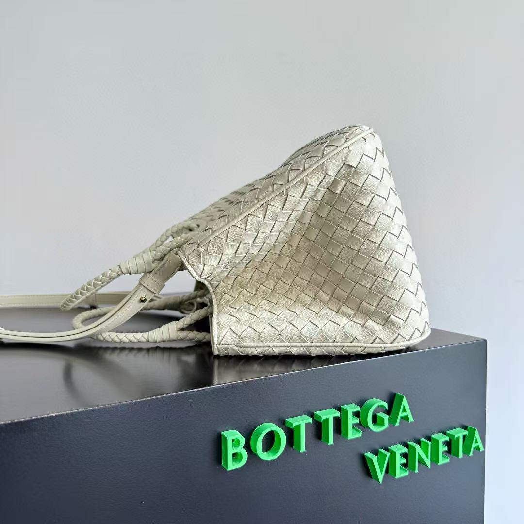 Bottega Veneta Basket woven handbag classic tote bag - Image 3