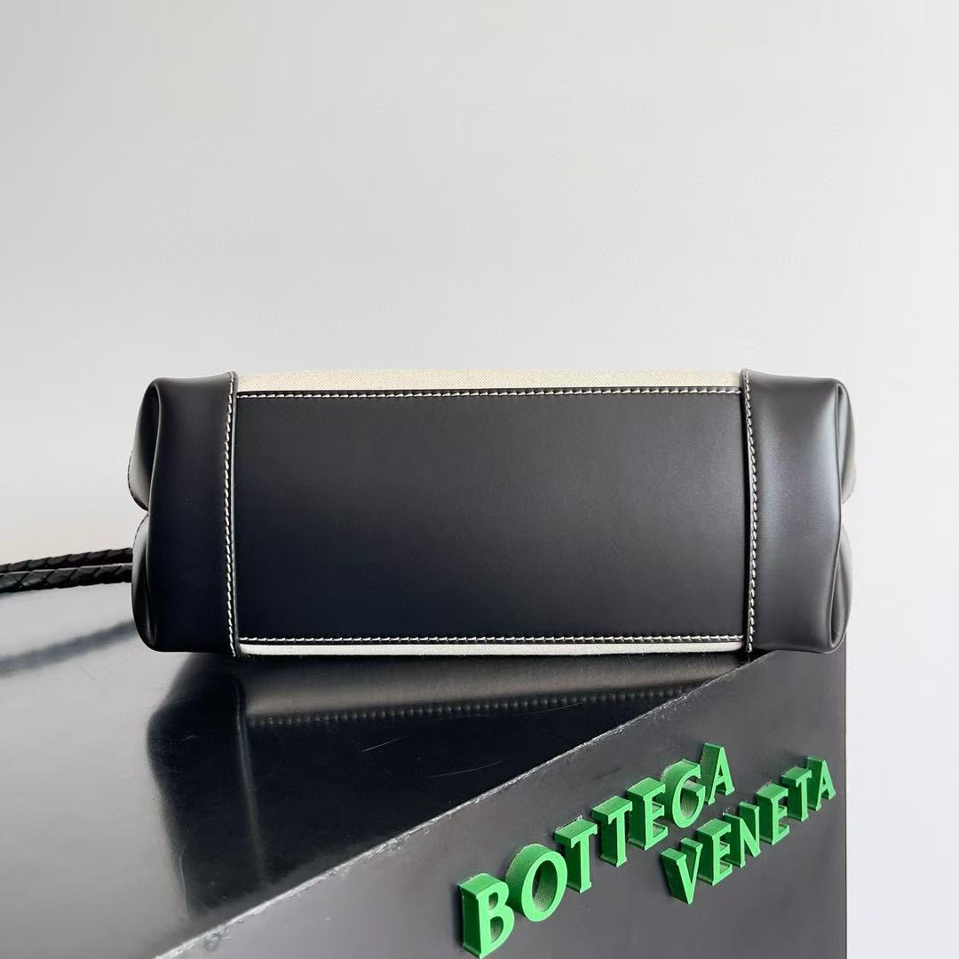 Bottega Veneta Andiamo large embellished leather-trimmed canvas tote - Image 5