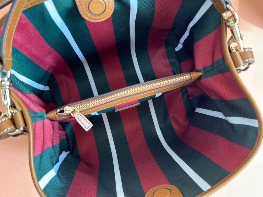 GG Emblem small bucket shoulder bag - Image 19